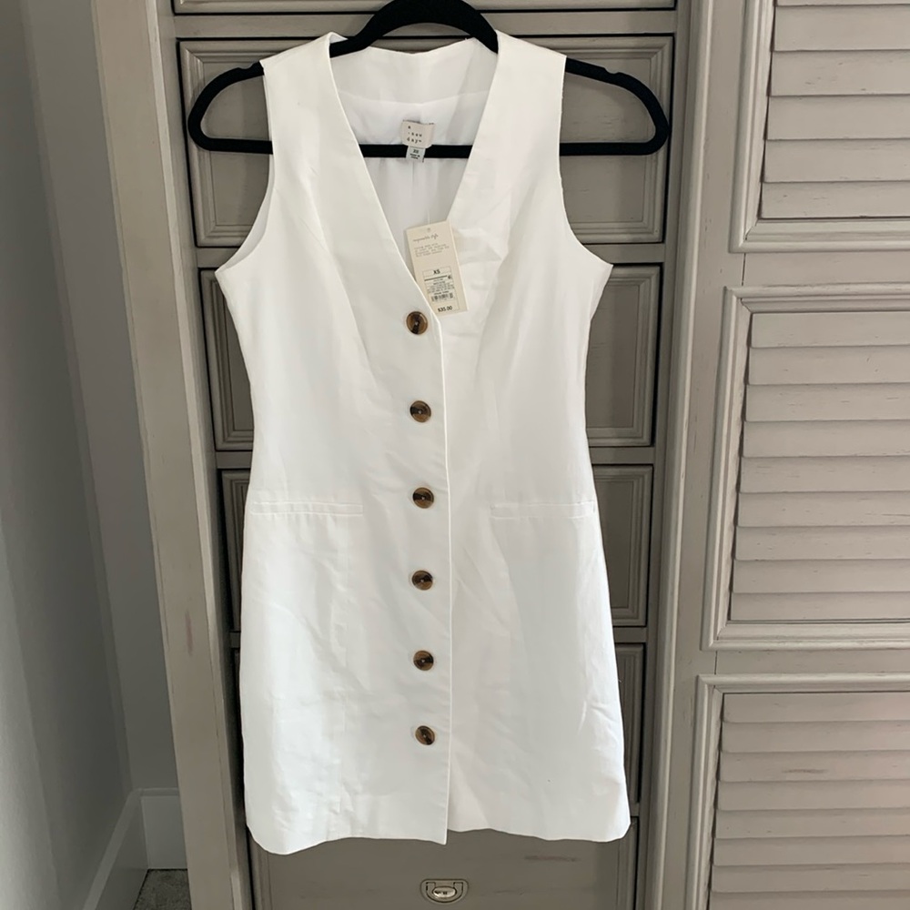 White dress with tortuous colored buttons